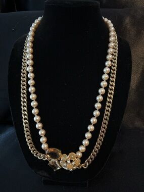 Vintage Elegant Gold and Pearl Costume Jewelry Necklace 6.9